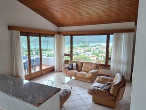 32–tuumainen taulutelevisio, jossa satelliittikanavat