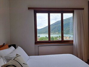 3 makuuhuonetta, untuvapeitot, silitysrauta/-lauta, vauvansängyt