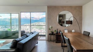 32-inch flat-screen TV with satellite channels - Reflection Lake  (Lugano)