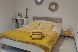 1 habitación, tabla de planchar con plancha, wifi y ropa de cama