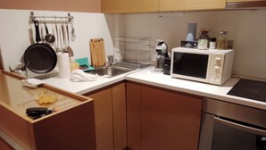 Una cuina pràctica amb microones, rentaplat i rentavaixelles d'acer inoxidable.
