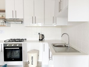 雪櫃、微波爐、焗爐、爐具