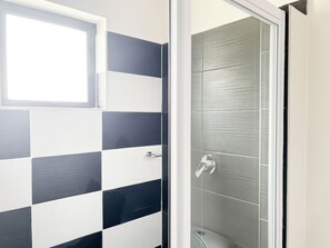 Dusche, Haartrockner, Handtücher, Toilettenpapier