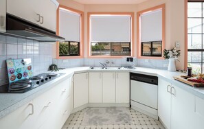 冷蔵庫、電子レンジ、オーブン、コンロ