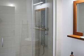Shower, hair dryer, towels, soap - Quiet cottage. Terrace with plancha. Garden.  (Villegouge)