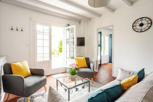 Living area - Quiet cottage. Terrace with plancha. Garden. (Villegouge)