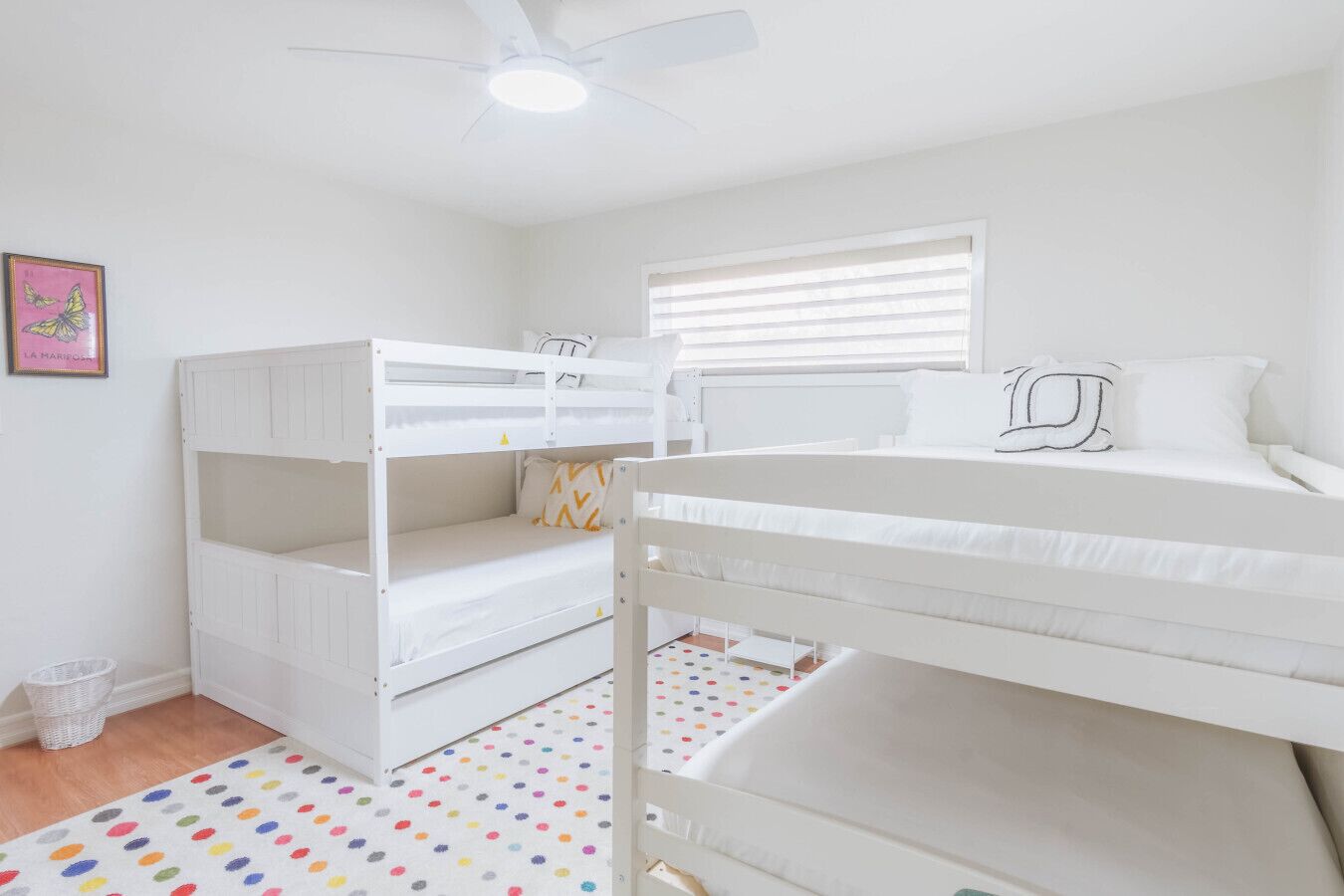 3 soverom, skrivebord, strykejern/-brett og reiseseng for barn