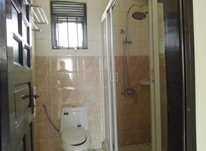 Haartrockner, Handtücher, Seife, Toilettenpapier