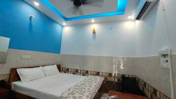 Family Single Room, 1 King Bed, Private Bathroom | Free WiFi