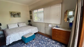 2 habitaciones, tabla de planchar con plancha, internet y ropa de cama