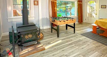 Spacious wine country retreat; Sauna, hot tub, gym in charming Cloverdale.
