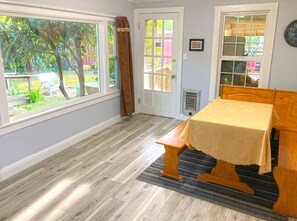 Dining - Spacious wine country retreat; Sauna, hot tub, gym in charming Cloverdale. (Cloverdale)