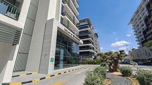 Front of property - TOP Location | Work and Chill near Miracle Garden (Dubai)