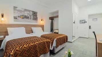 Habitación estándar con 2 camas individuales, vistas al patio | Ropa de cama hipoalergénica, colchones viscoelásticos, minibar