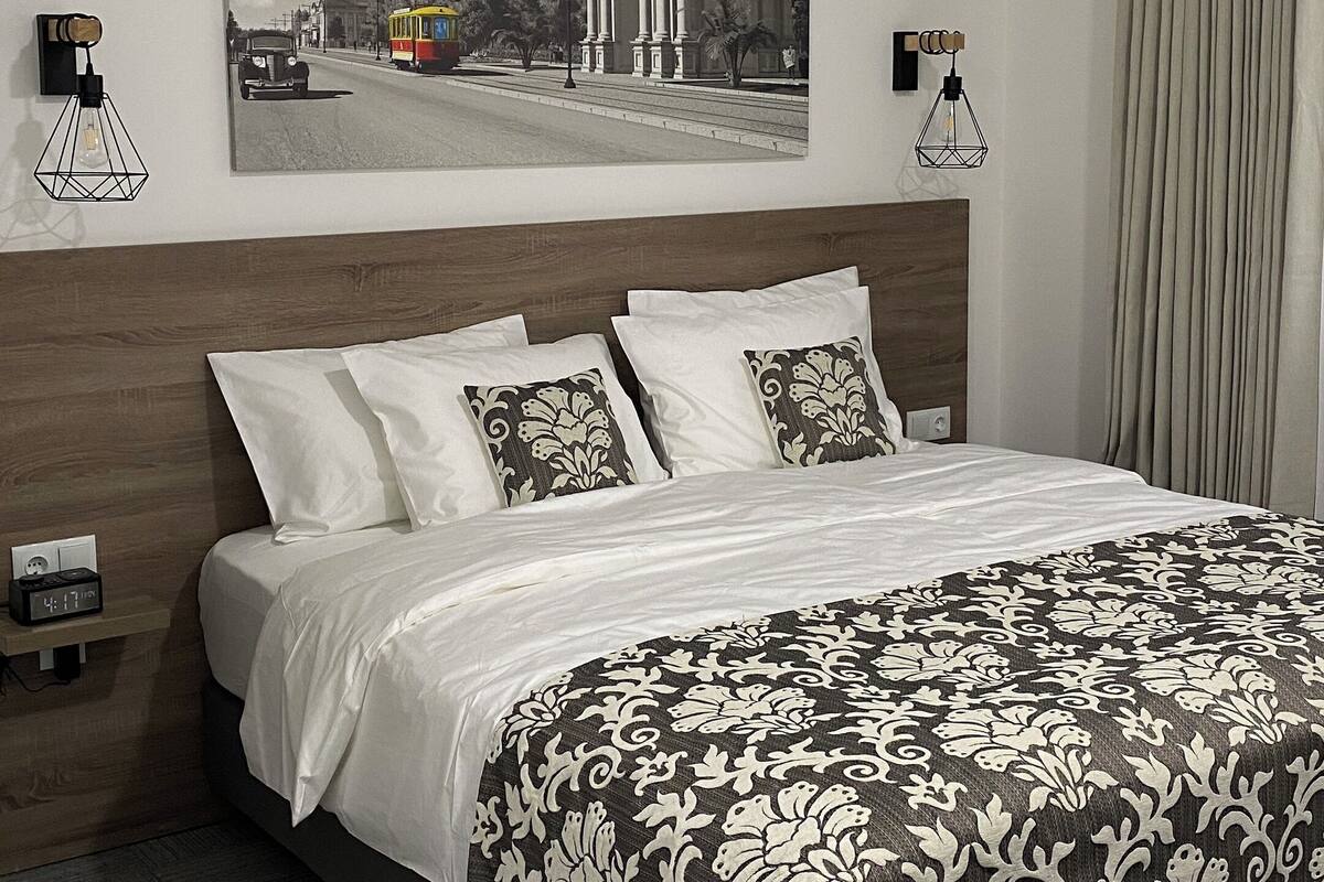 Hypo-allergenic bedding, memory-foam beds, minibar, in-room safe