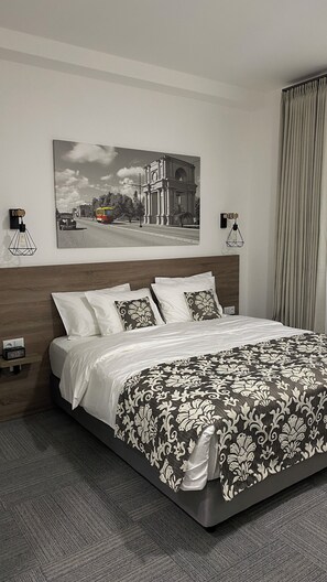 Standard dubbelrum - utsikt mot innergården | Allergitestade sängkläder, memory foam-madrasser och minibar