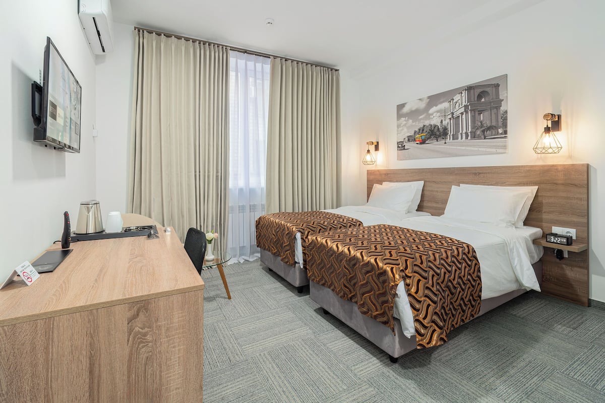 Standard Twin Room, Courtyard View | Hypo-allergenic bedding, memory foam beds, minibar, in-room safe