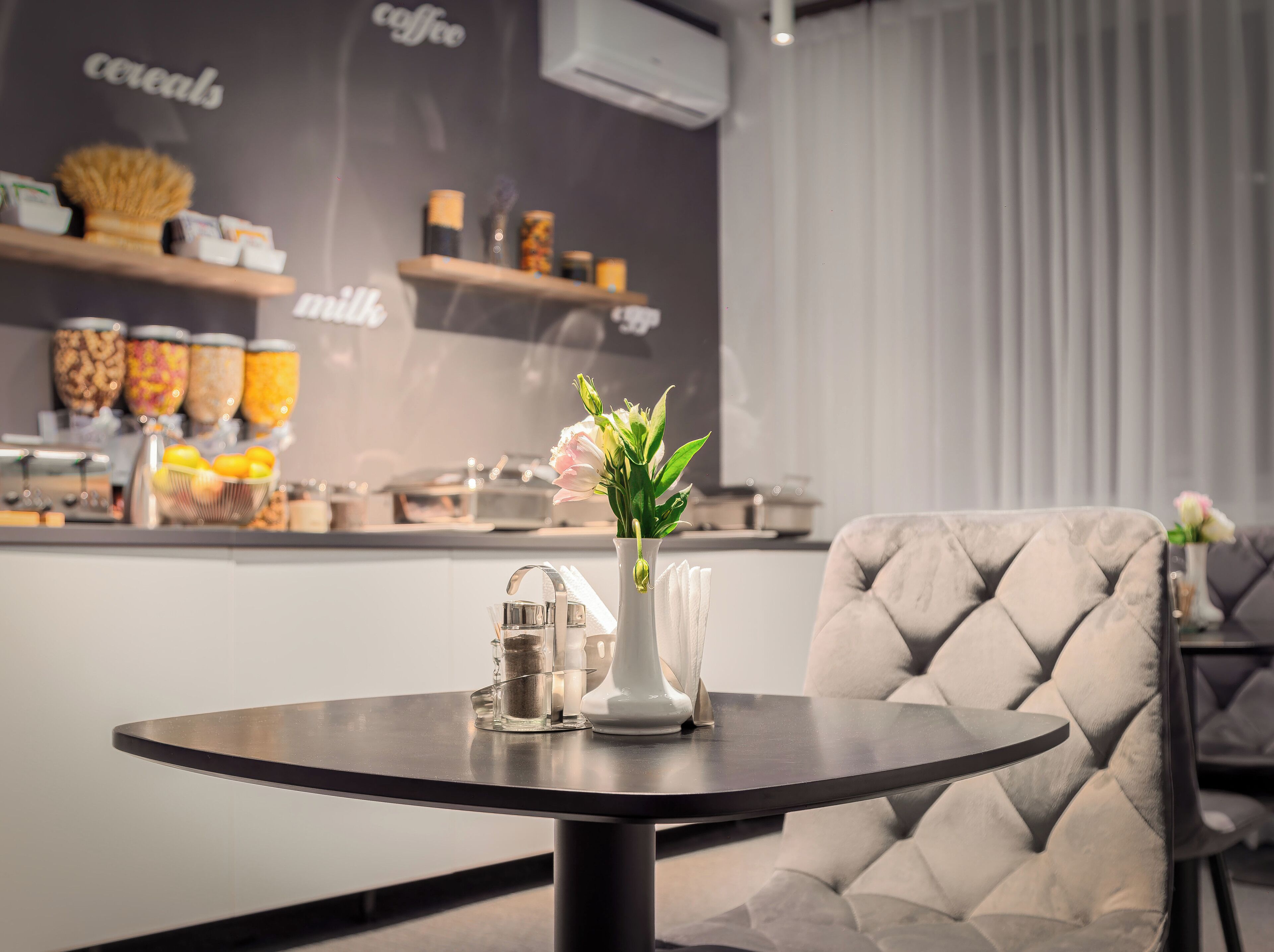 อาหารเช้าแบบบุฟเฟ่ต์ทุกวัน (EUR 6 ต่อคน)