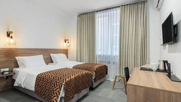 Habitación estándar con 2 camas individuales, vista al patio | Ropa de cama hipoalergénica, camas con efecto memoria y minibar