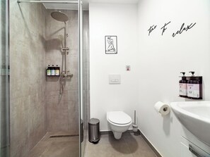 Chambre Simple Standard, vue cour intérieure | Salle de bain