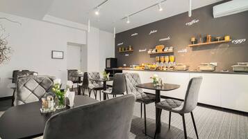 Desayuno buffet (EUR 6 por persona)