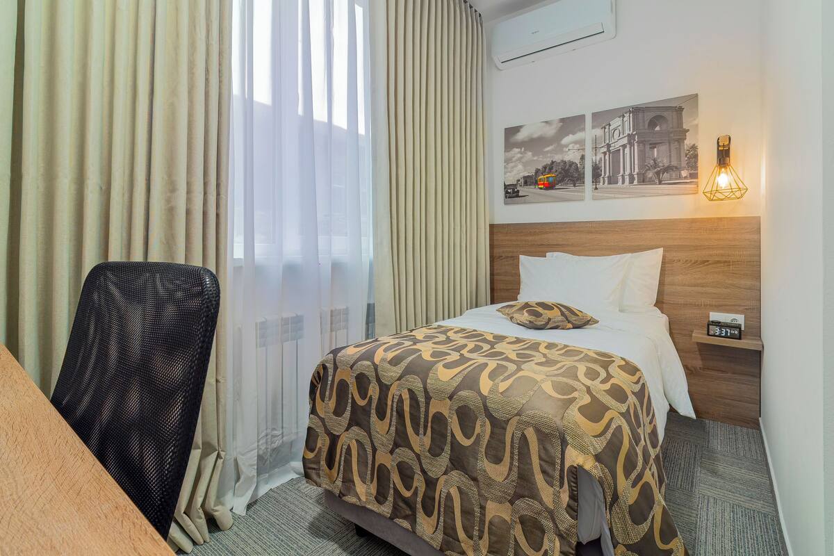 Hypo-allergenic bedding, memory-foam beds, minibar, in-room safe