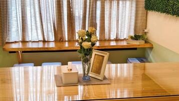 Casa geminada conforto, sacada, vista para o parque | Opções para refeição no quarto