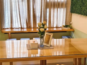 Comfort resortwoning, balkon, uitzicht op park | Dineren in de kamer
