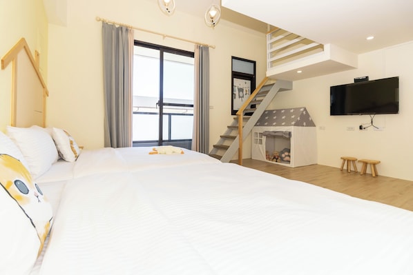 A bedroom with a large bed, a staircase, a TV, and a fireplace. - TurnLeftHome (Wujie)