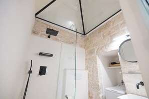 Hair dryer, towels, soap, shampoo - Historic Home with Large Rooftop Terrace in Heart of Ceglie (Ceglie Messapica)