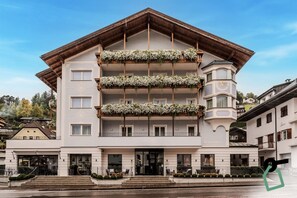 Front of property - HOTIDAY Room Collection - Ortisei (Ortisei)