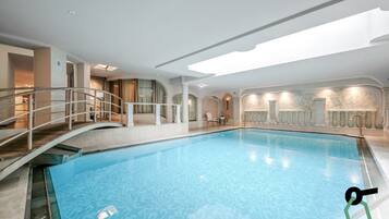 Piscina interna, funciona das 7h às 19h, espreguiçadeiras