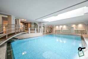 Piscina coperta, con ingresso dalle 07:00 alle 19:00, lettini