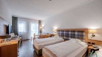Quarto superior | Frigobar, cofres nos quartos, escrivaninha, Wi-Fi de cortesia