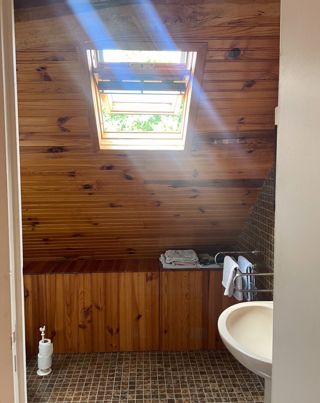 Douche, serviettes fournies, savon, papier toilette