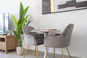 Studio Deluks, balkon, pemandangan kota | Ruang makan