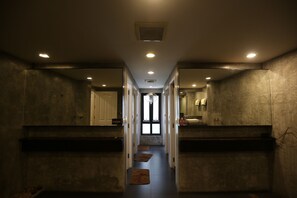 Douche, sèche-cheveux, bidet, savon