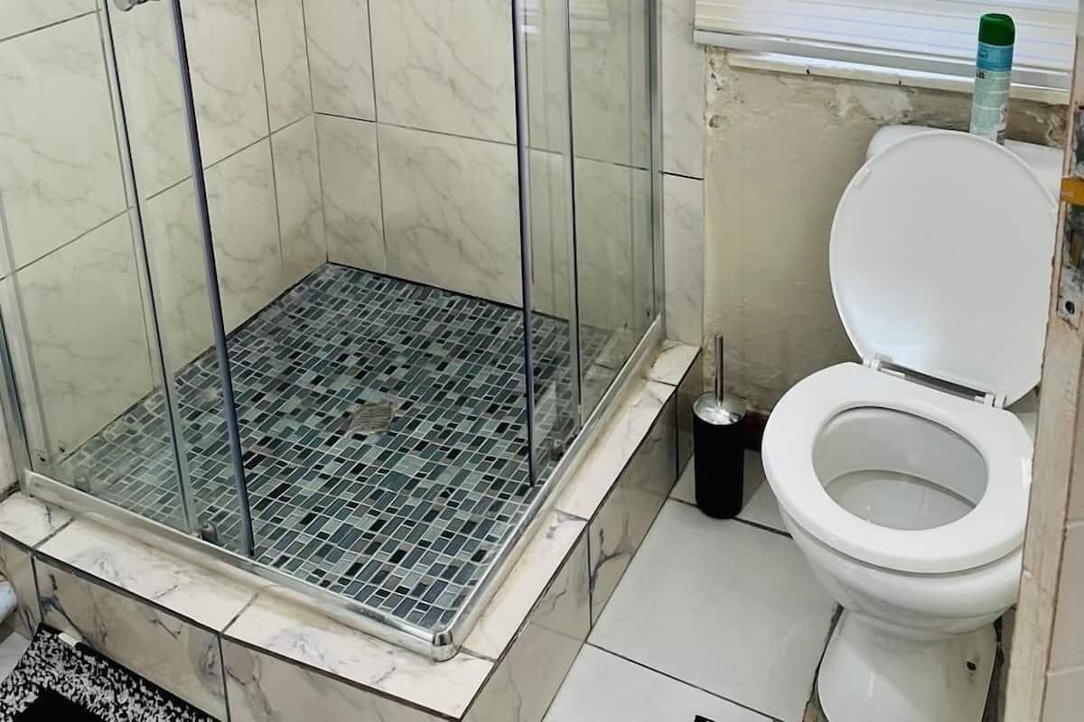 Toalhas de banho, sabonete, shampoo, papel higiênico