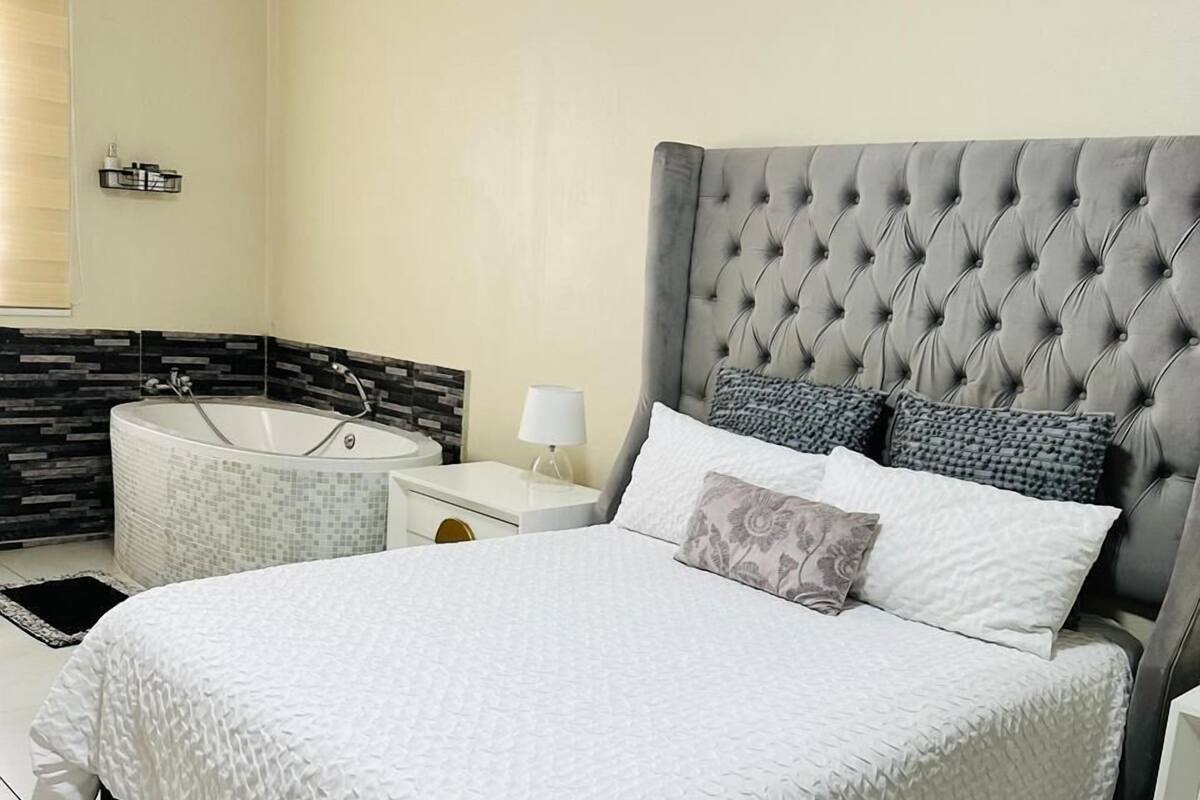 Quarto casal | Escrivaninha, espaço de trabalho para notebook, Wi-Fi de cortesia