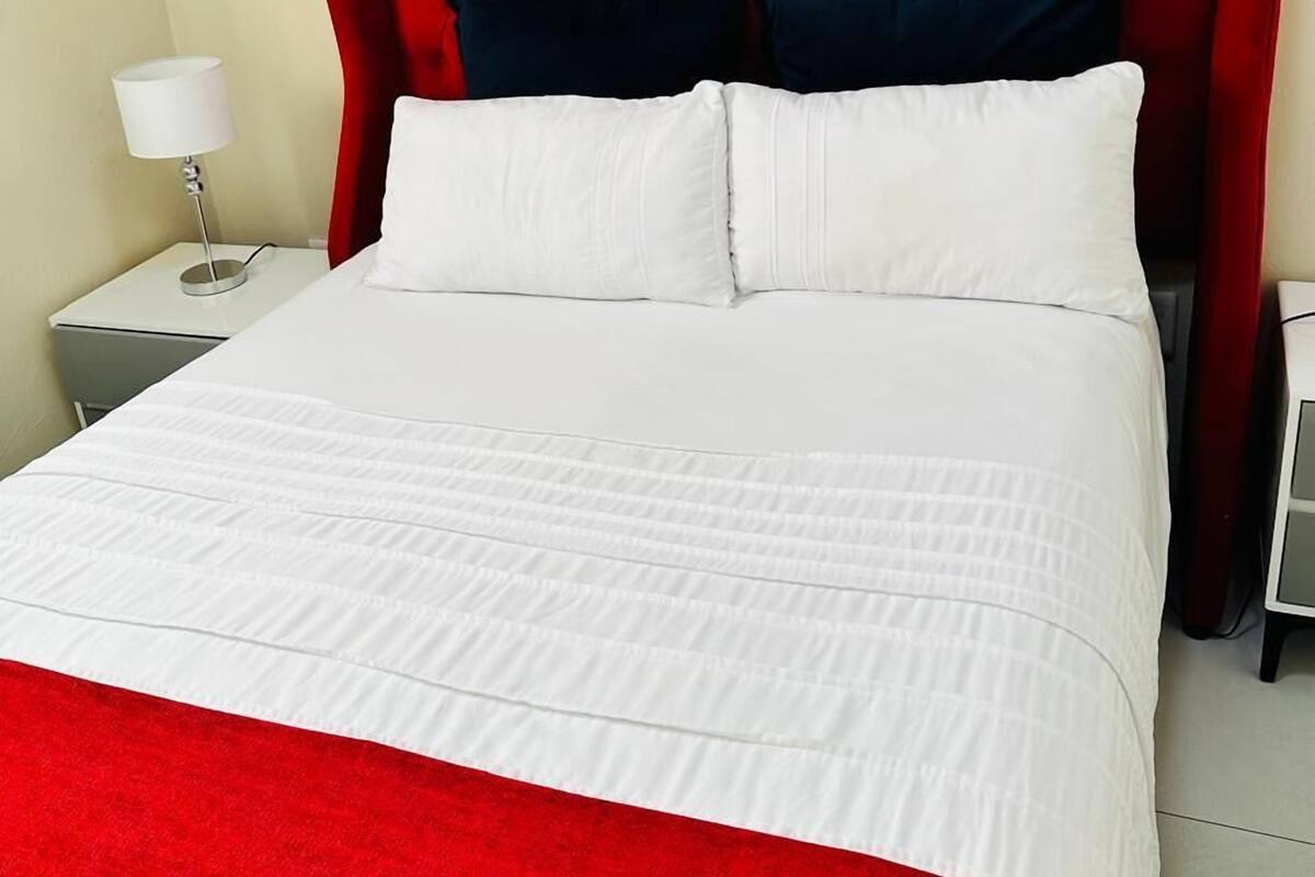 Quarto casal básico | Escrivaninha, espaço de trabalho para notebook, Wi-Fi de cortesia