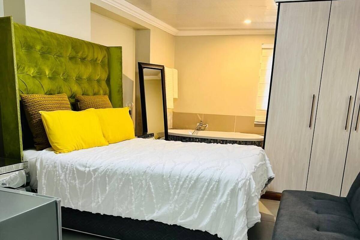 Quarto casal standard | Escrivaninha, espaço de trabalho para notebook, Wi-Fi de cortesia
