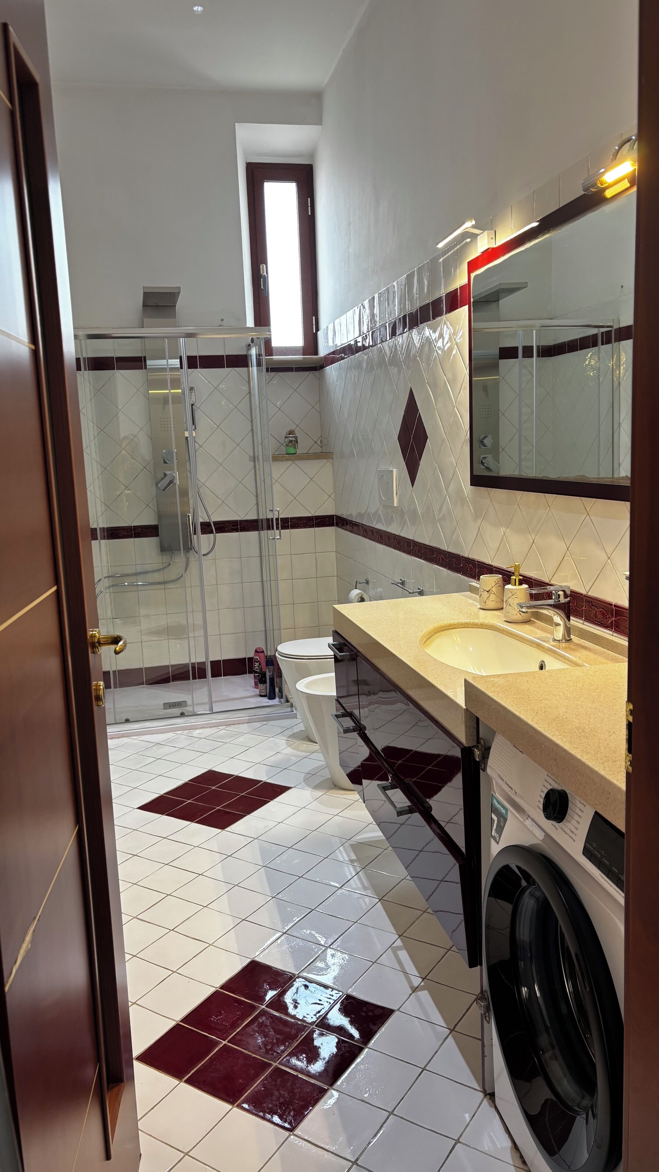 Douche, sèche-cheveux, bidet, serviettes fournies