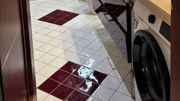 Douche, sĂšche-cheveux, bidet, serviettes fournies