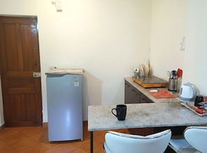 Luxury Apartment, 1 Queen Bed with Sofa bed, Garden View, Ground Floor | Private kitchen