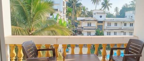 Apartamento clásico, 1 cama de matrimonio grande, balcón, vistas a la piscina | Balcón