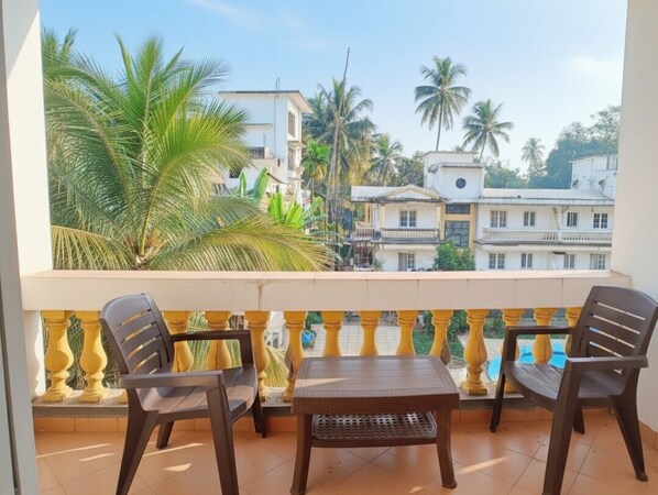 Appartement classique, 1 très grand lit, balcon, vue sur la piscine | Balcon