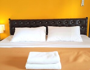 Appartement classique, 1 très grand lit, balcon, vue sur la piscine | 1 chambre, couette en duvet, accès au Wi-Fi (inclus), literie fournie