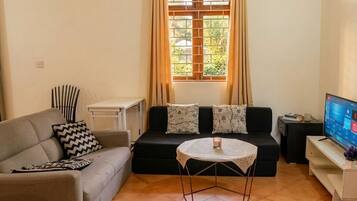 Luxury-Apartment, 1 Queen-Bett und Schlafsofa, Gartenblick, Erdgeschoss | 1 Schlafzimmer, Daunenbettdecken, kostenloses WLAN, Bettwäsche