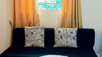 Luxury Apartment, 1 Katil Ratu (Queen) dengan Katil Sofa, Garden View, Ground Floor | Ruang tamu | TV skrin rata