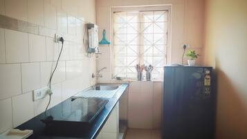 Classic Apartment, 1 Katil Raja (King), Balcony, Pool View | Dapur peribadi | Dapur, cerek elektrik, alat memasak/pinggan mangkuk/perkakas dapur